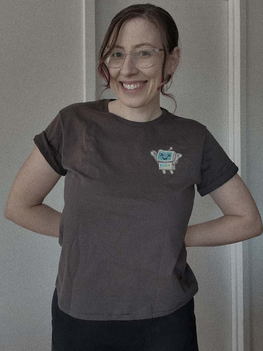 photo d'ALberta Tech portant un t-shirt de sa collection