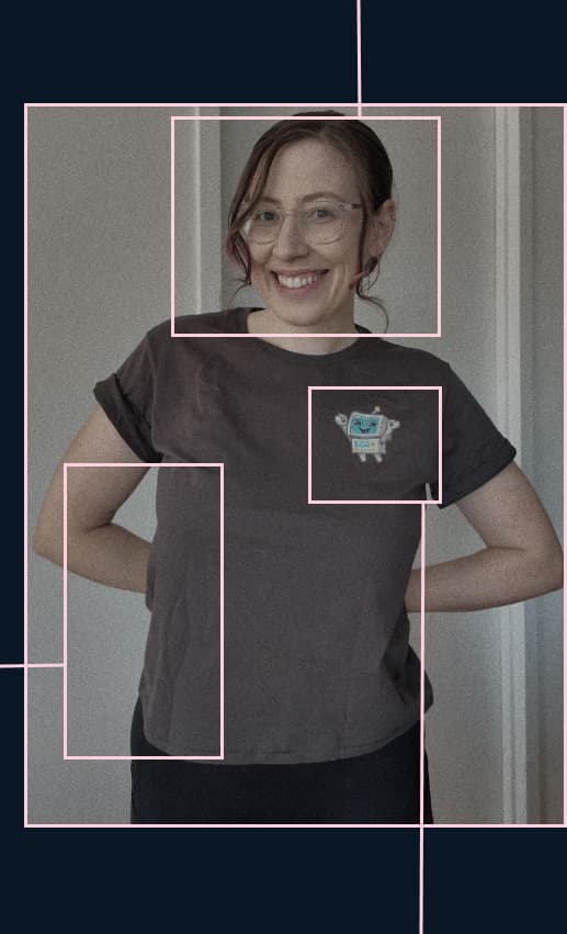 photo d'ALberta Tech portant un t-shirt de sa collection