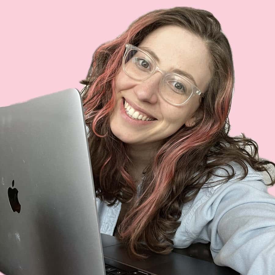 photo de profil des réseaux sociaux d'Alberta Tech, elle tient son ordinateur en main